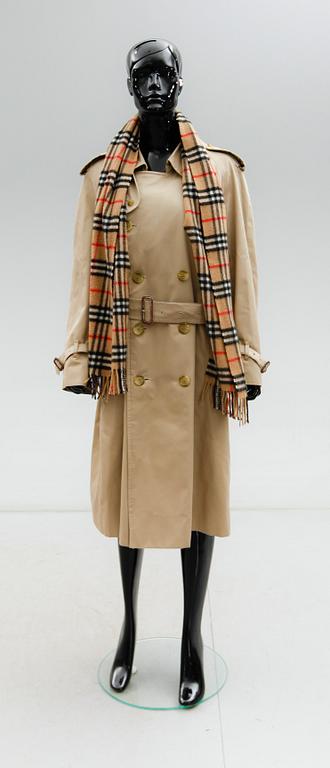 TRENCHCOAT OCH HALSDUK, Burberrys, England.