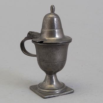 AN 18TH CENTURY PEWTER MUSTARD POT.