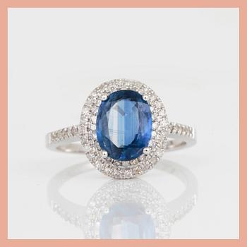 RING, 14K vitguld med ovalslipad safir, ca 1,57 ct, och åttkantslipade diamanter. Total vikt ca 3,33 g.