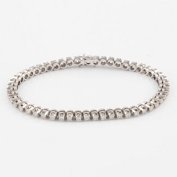 Tennis bracelet in white gold with brilliant-cut diamonds.