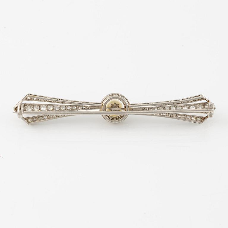 A brooch with a pearl and old-cut diamonds.