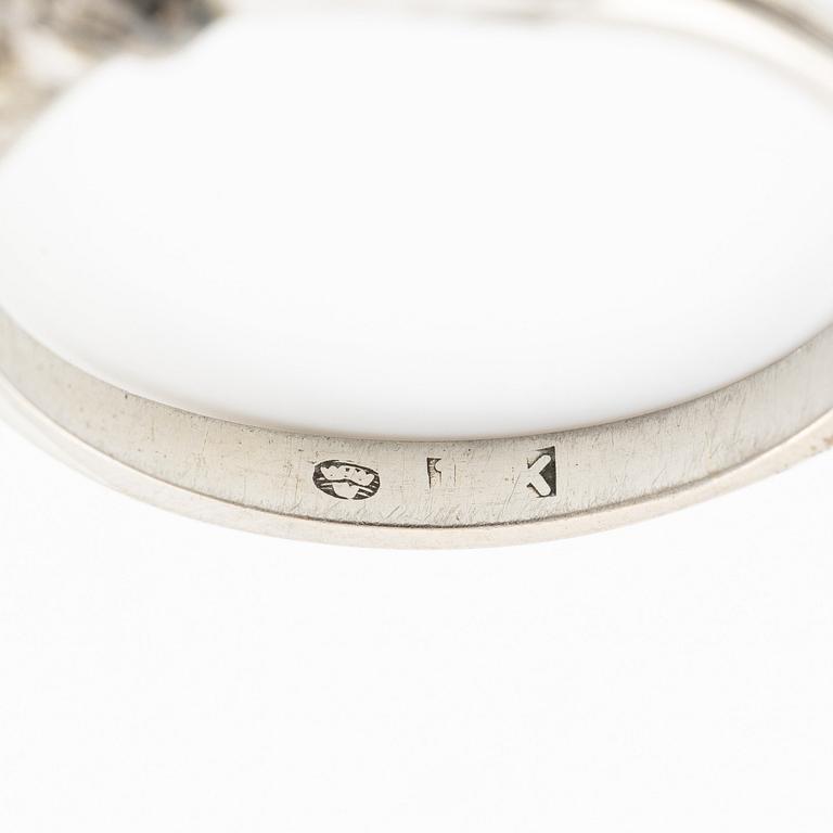Ring in 18K white gold set with a brilliant-cut diamond.