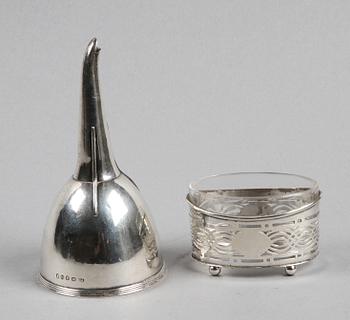 TRATT samt SALTKAR, silver, Stephen Adams, London, 1808 resp George Nathan & Ridley Hayes, Chester, 1912, England. Ca 135 g silver.