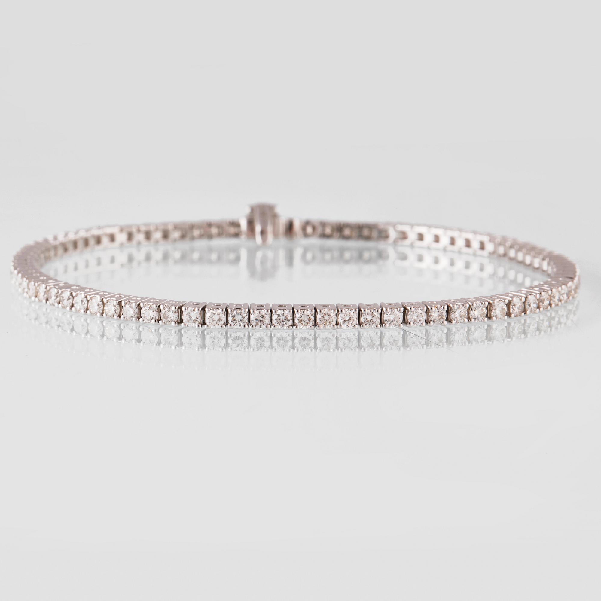 ARMBAND, 18K vitguld med 80 briljantslipade diamanter 2.81 ct. Vikt 11,6 gram.