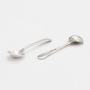 Saltkar, ett par, två saltskedar, och skål, sterlingsilver, Sheffield 1898 och 1915 samt Birmingham 1923 och 1947.