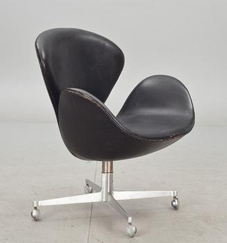 FÅTÖLJ, "Svanen" av Arne Jacobsen för Fritz Hansen, Danmark.