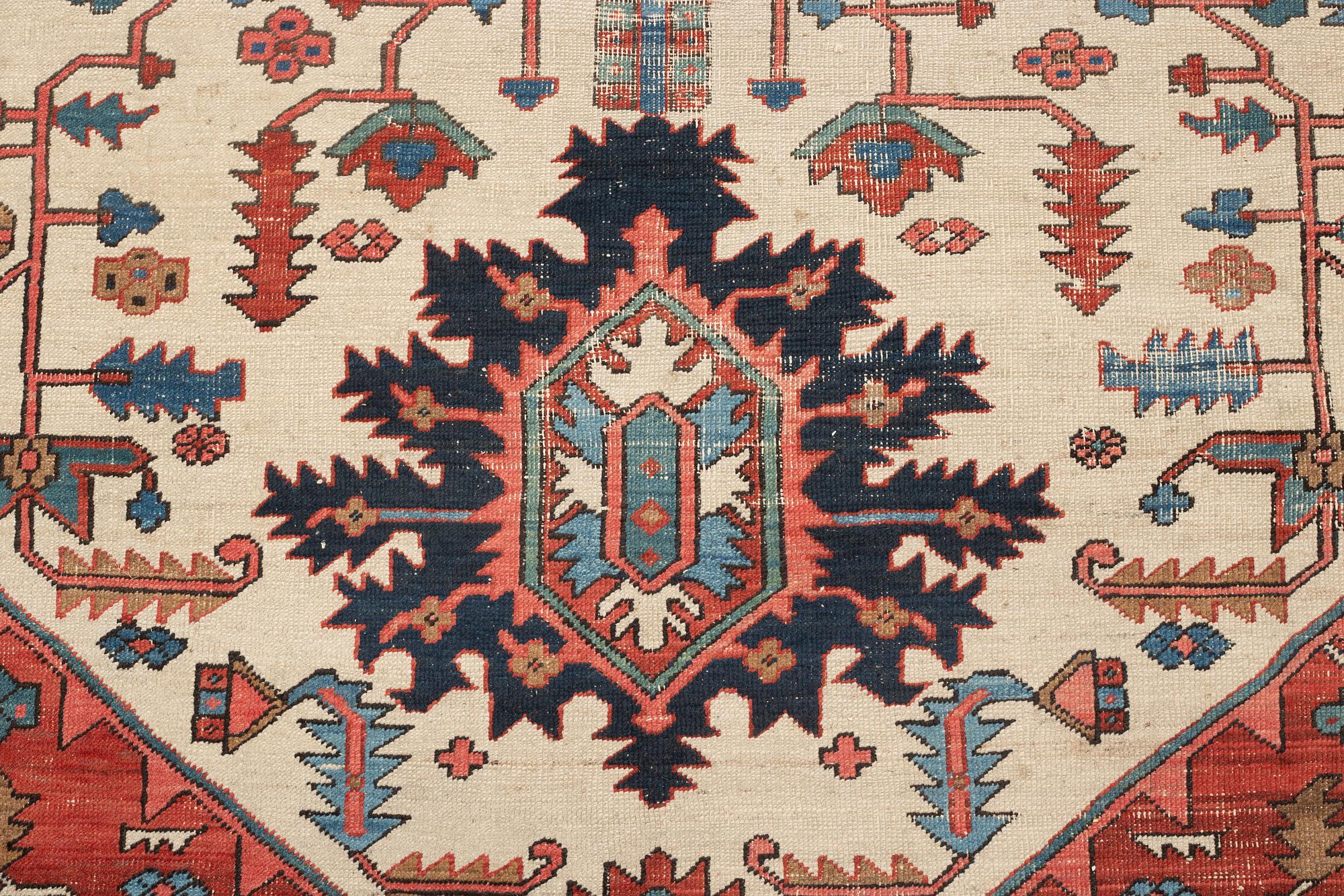 An antique Heriz Serapi carpet, ca 616 x 407 cm.