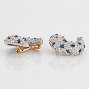 Ett par örhängen 18K guld med runda briljantslipade diamanter och fasettslipade safirer.