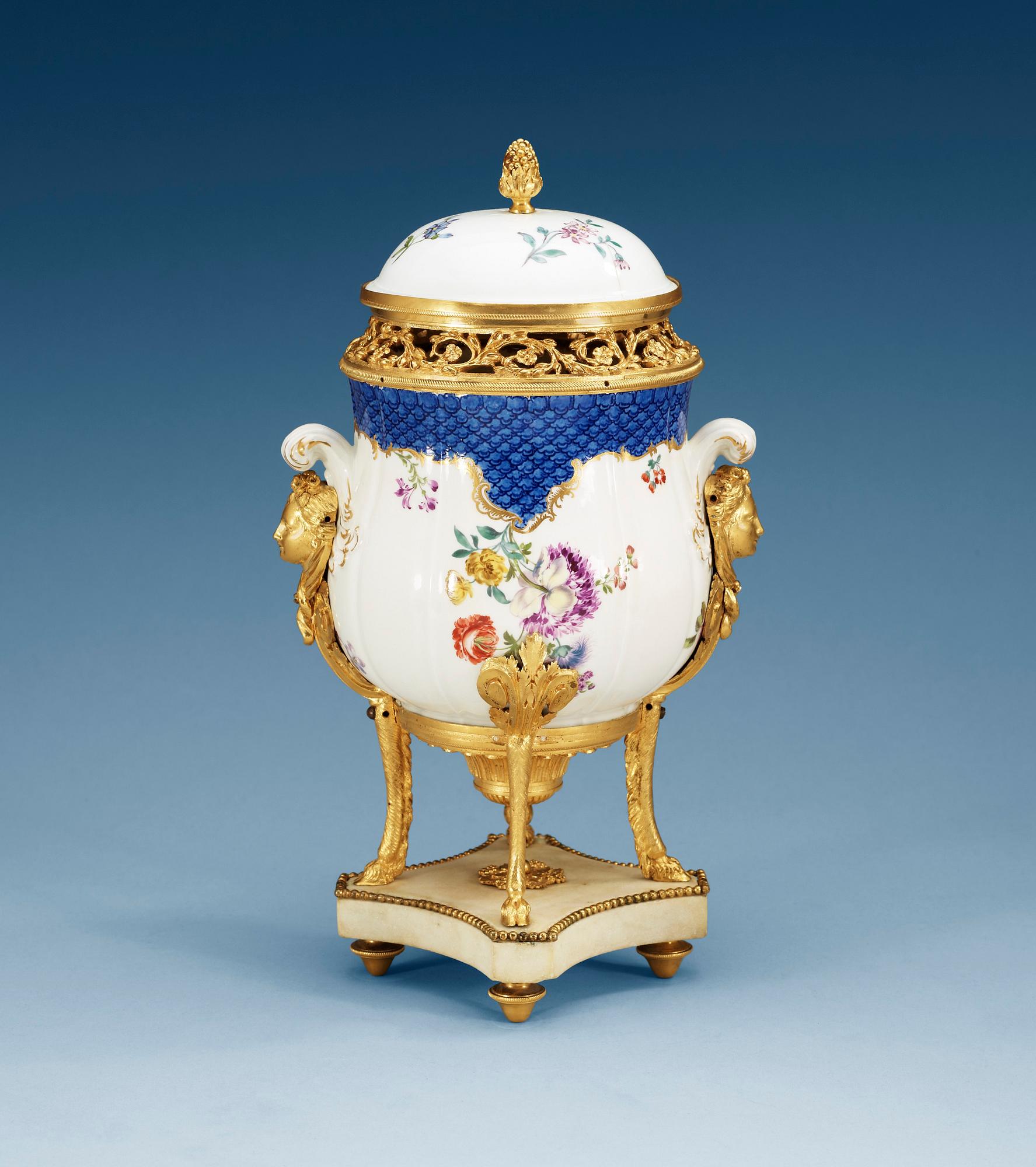 POTPURRIURNA med LOCK, porslin. Troligen Meissen Marcolini, ca 1800.