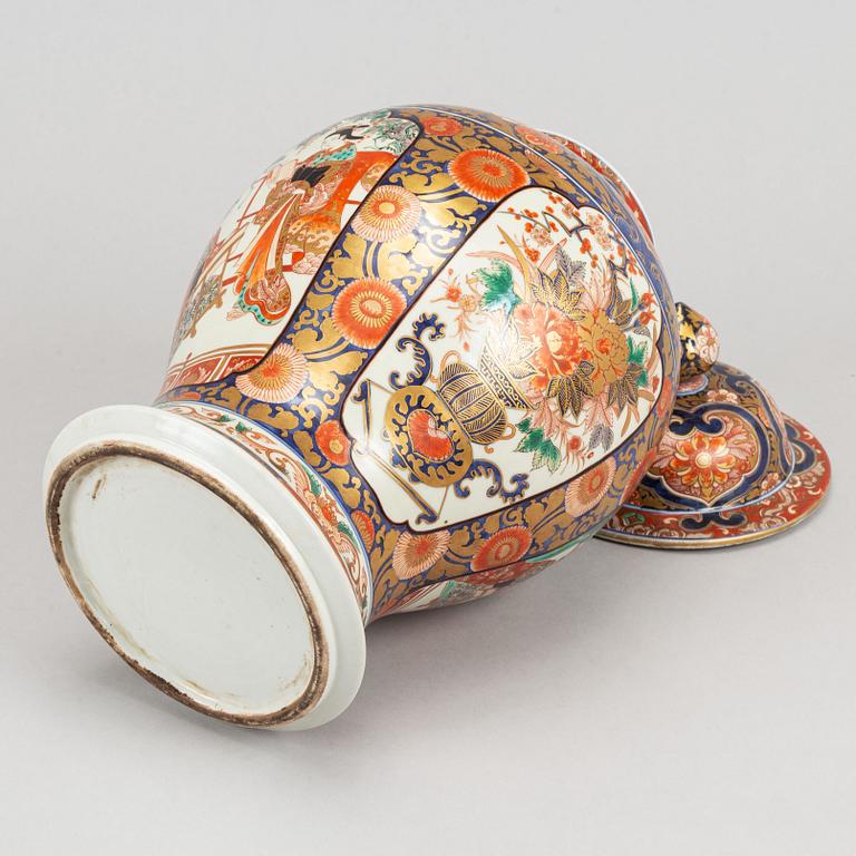 Urna med lock, porslin. Imari. Japan, 1900-tal.