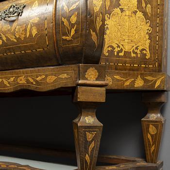 A Dutch display cabinet, 18th century.