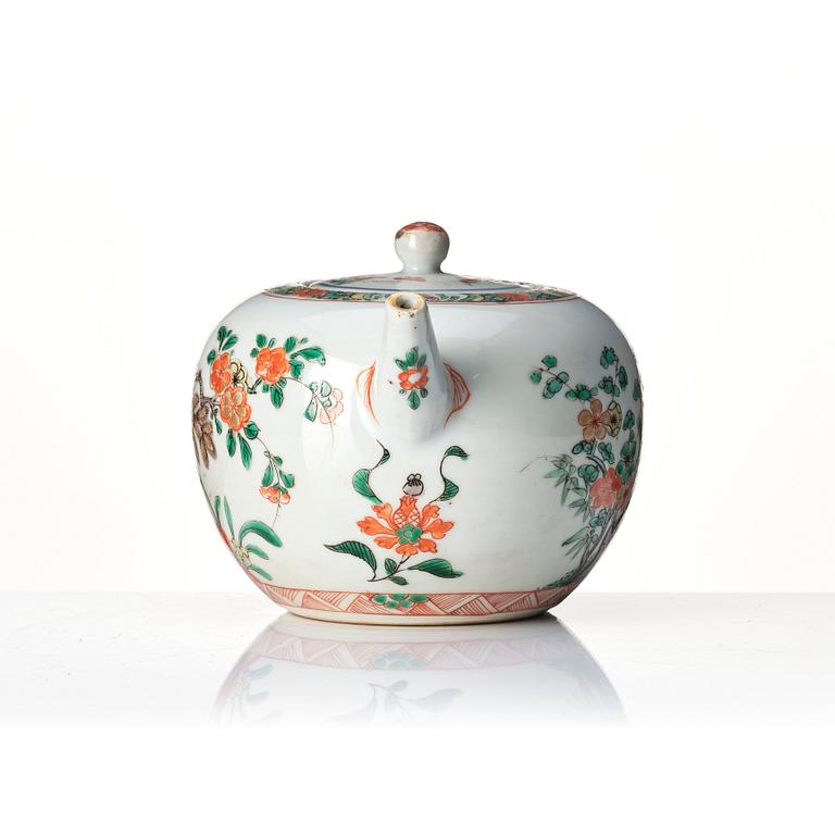 A famille verte tea pot with cover, Qing dynasty, early 18th century.
