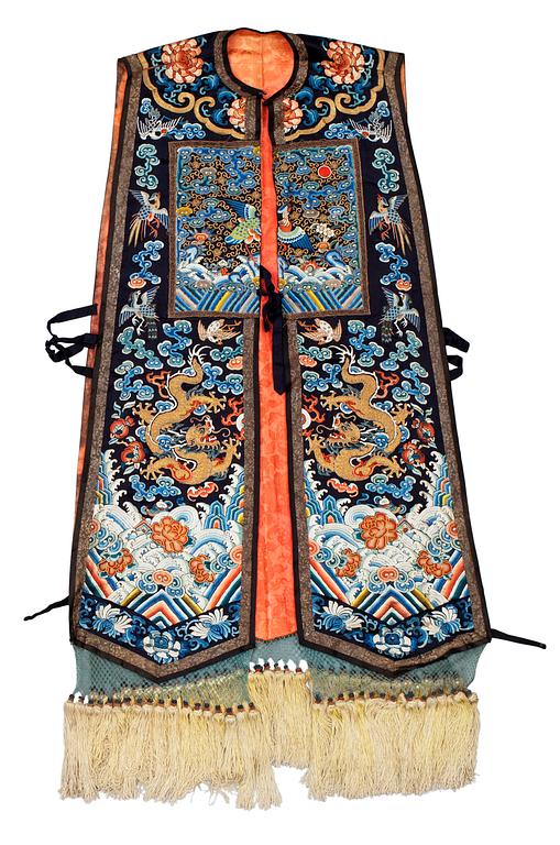 VÄST, siden. Höjd 105 cm. Kina omkring 1900, sen Qing.