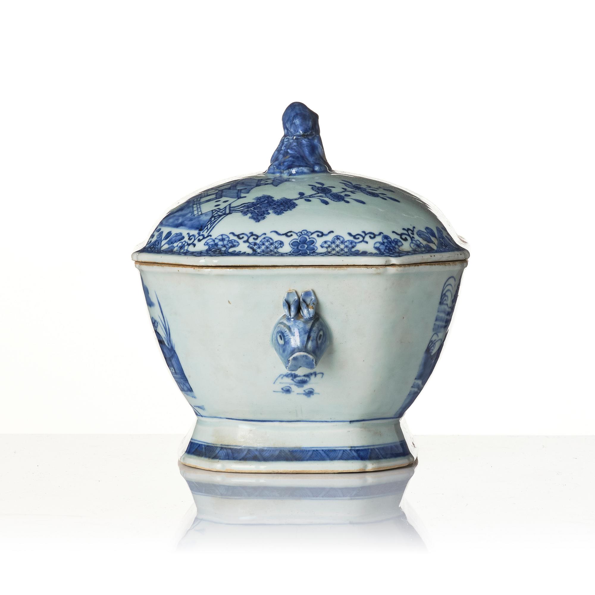 A Chinese blue and white porcelain service, 16 pieces, Qing dynasty, Qianlong (1736-95).