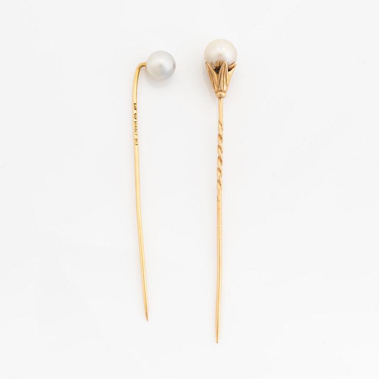Two pins and pair of shirt buttons 18K gold with pearls.