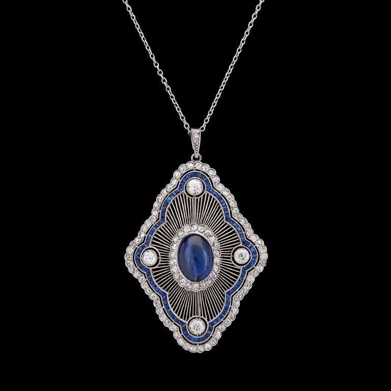 HÄNGSMYCKE, cabochonslipad blå safir med gammalslipade diamanter, tot. ca 1.80 ct, ca 1915.