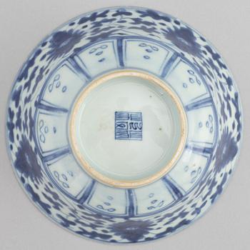 Skål samt 6 assietter, Mingstil, porslin, Kina, Qingdynastin, 1800-tal.