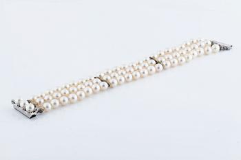 A cultured pearl bracelet.