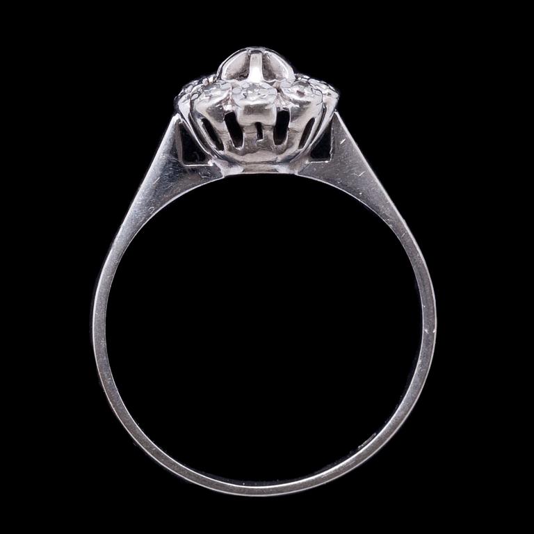 RING, 14k vitguld med små diamanter tot ca 0,05 ct. Vikt ca 1,5 g.