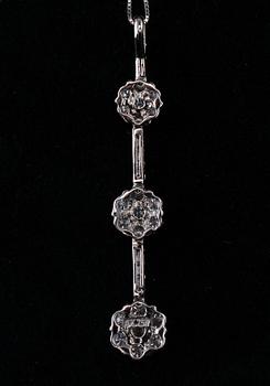 RIIPUS, briljanttihiottuja timantteja n. 1.22 ct. 18 K valkokultaa. Paino 4,2 g.