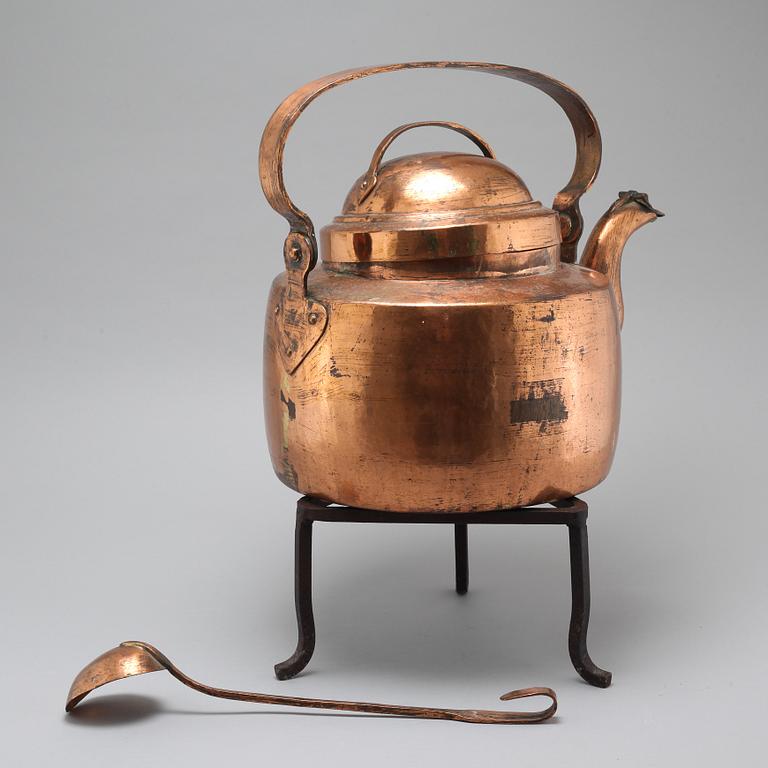 A coffee pot and a ladle in copper from the 19th century.