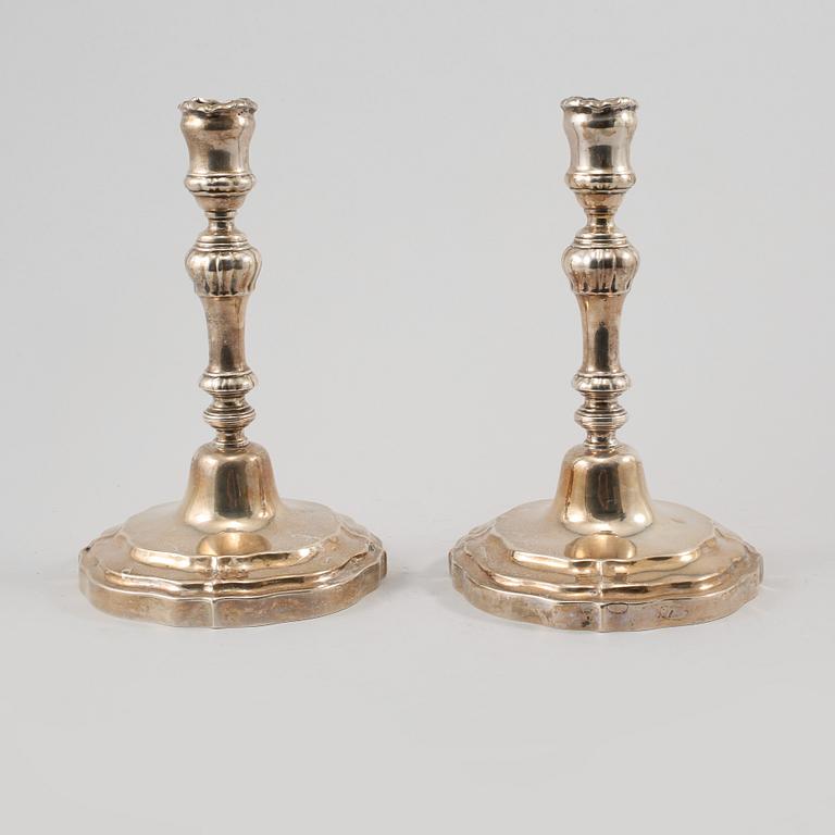 LJUSSTAKAR, ett par, Louis XV-stil, nysilver, omkring sekelskiftet 1900.