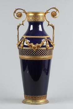URNA, empire-stil, porslin, 1800-talets andra hälft.