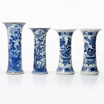 Vaser, fyra stycken, porslin. Qing dynastin, Kangxi (1662-1722).