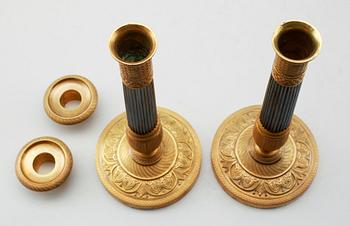LJUSSTAKAR, 1 par, patinerad och förgylld brons, 1800-/1900-tal.