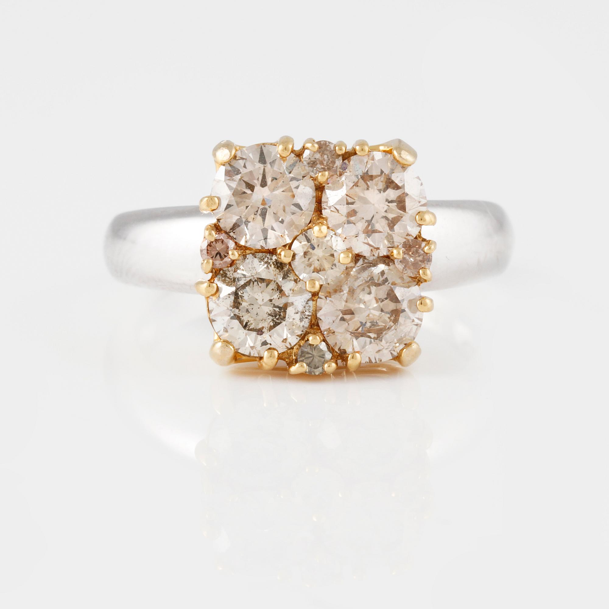RING, 18K guld och vitguld med briljantslipade diamanter ca 2.15 ct. Vikt 5,4 gram.