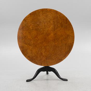 A tilt-top table, early 19th Century.