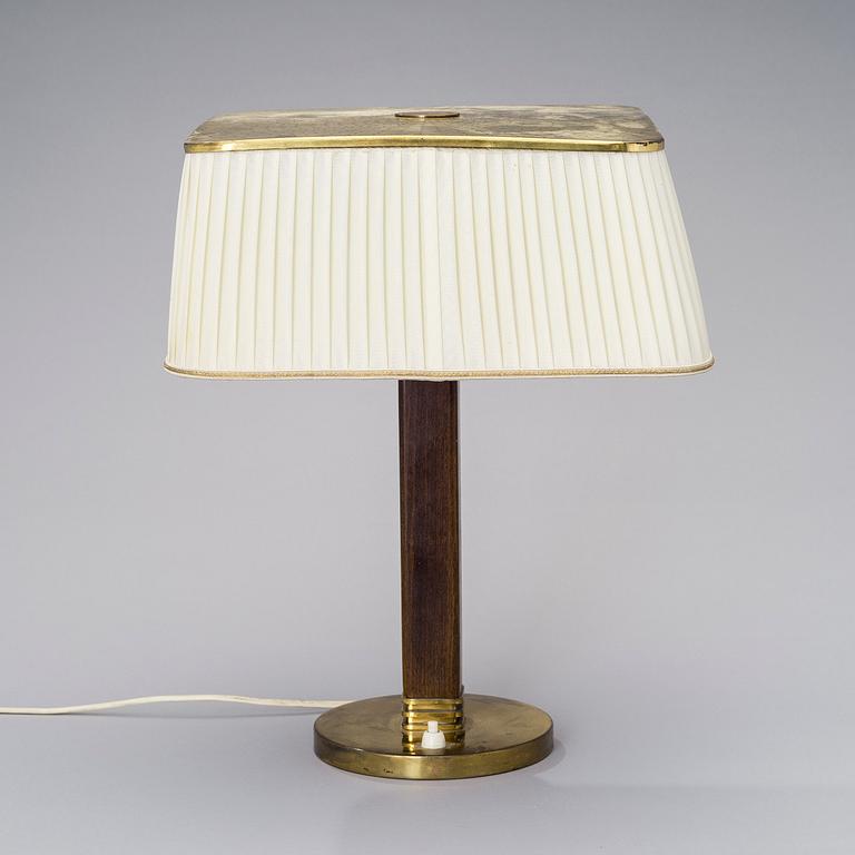 PAAVO TYNELL, A TABLE LIGHT. Model 5066, manufactured by Taito Oy, 1940s.