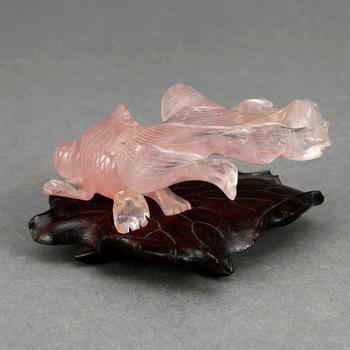 FIGURIN, troligen rosenkvarts, Asien, 1900-tal.