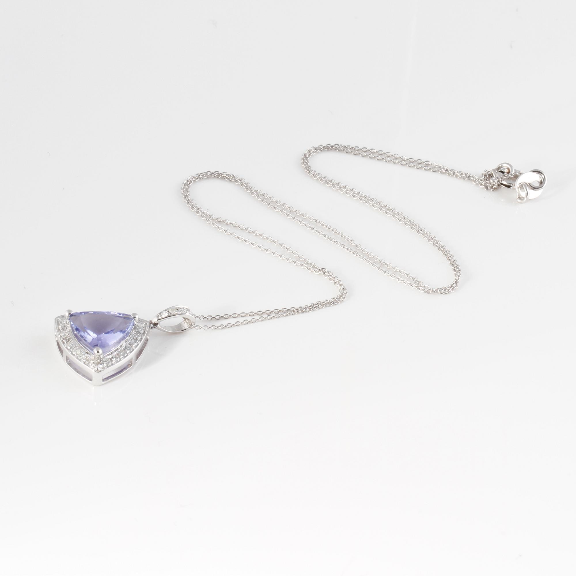 HÄNGE, med fasettslipad tanzanit ca 2.40 ct samt briljantslipade diamanter ca 0.20 ct.