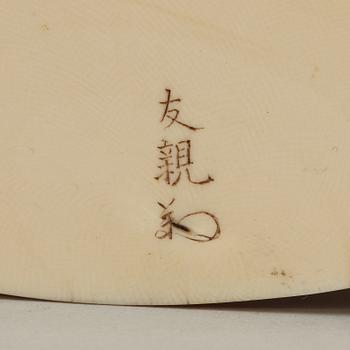 OKIMONOS, två stycken, elfenben. Japan, tidigt 1900-tal.