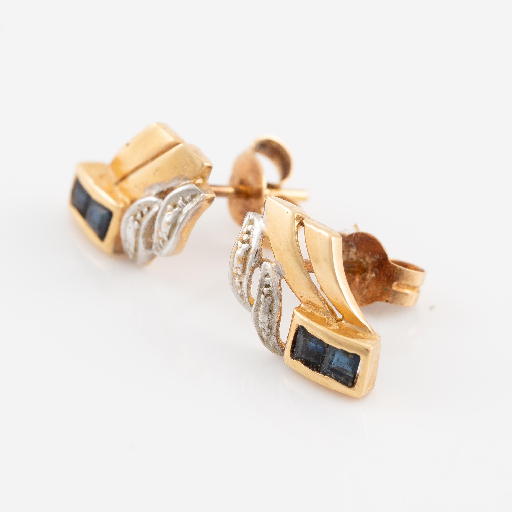 Örhängen, ett par, 18K guld med safirer.