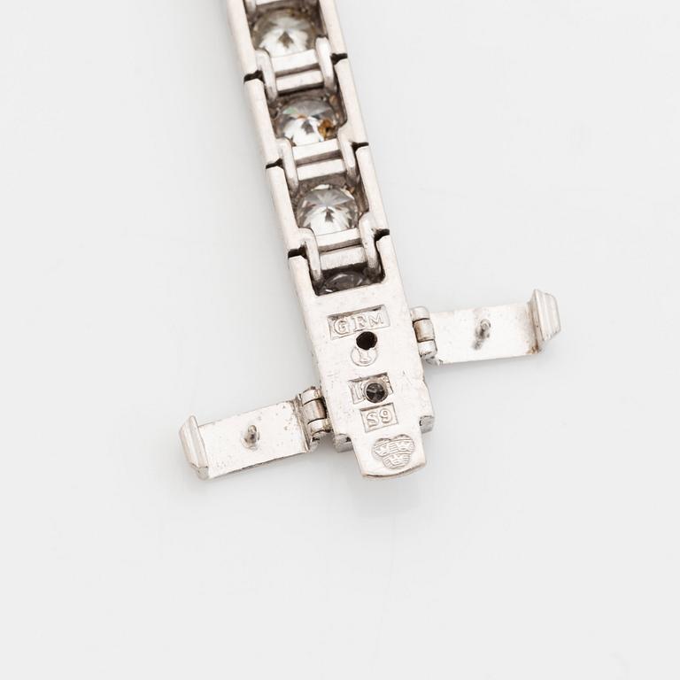 An 18K white gold bracelet set with round brilliant-cut diamonds.