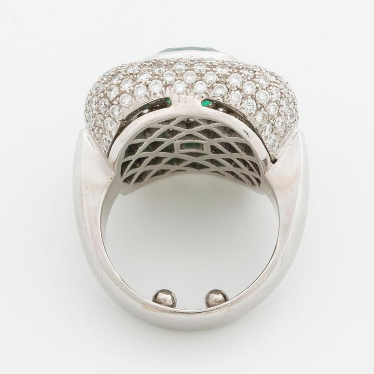 SMARAGDRING, 18K vitguld 1 smaragd ca 10 x 10 mm samt briljanter ca 3,5 ct.