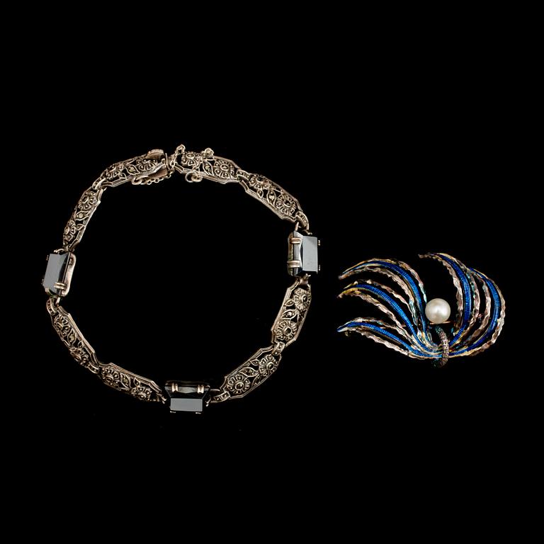 BROSCH SAMT ARMBAND, silver, 1900-talets första hälft.