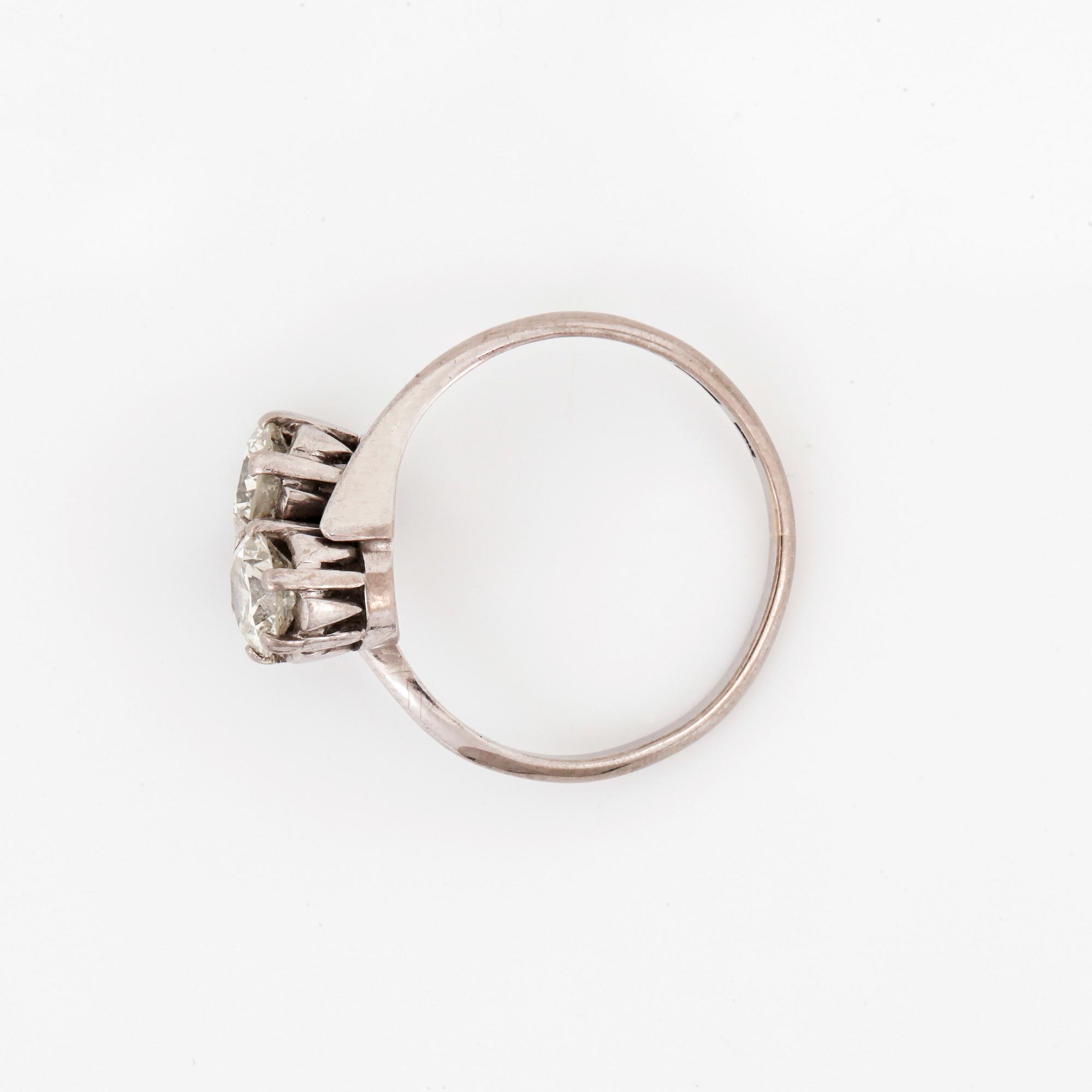 RING, vitguld 18K, två diamanter, tot ca 1 ct, kvalitet ca I-J/SI2-I1, Ekström & Blom, Falköping 1948. Vikt ca 2,5 gram.