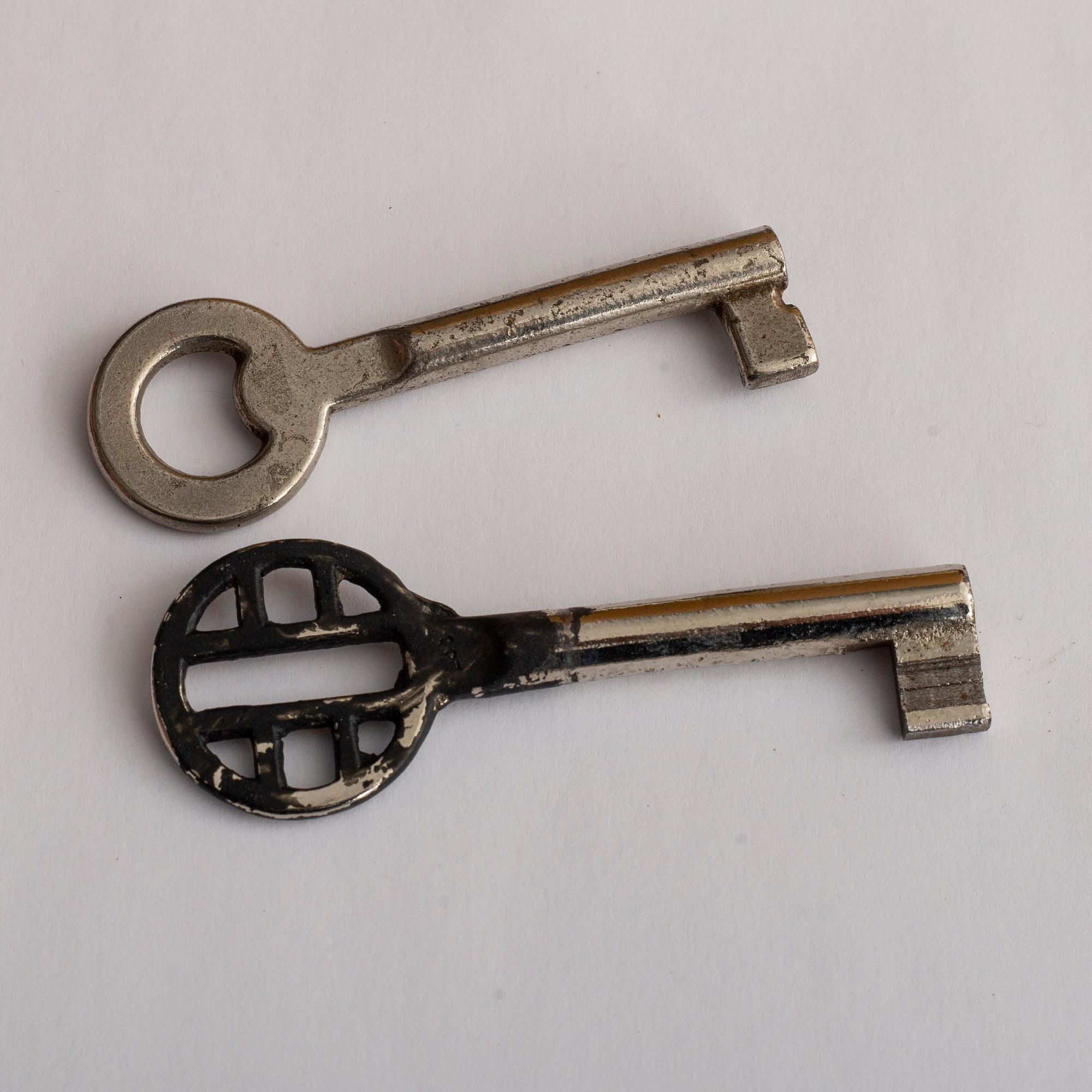 A Swedish painted cornercabinet around 1800.