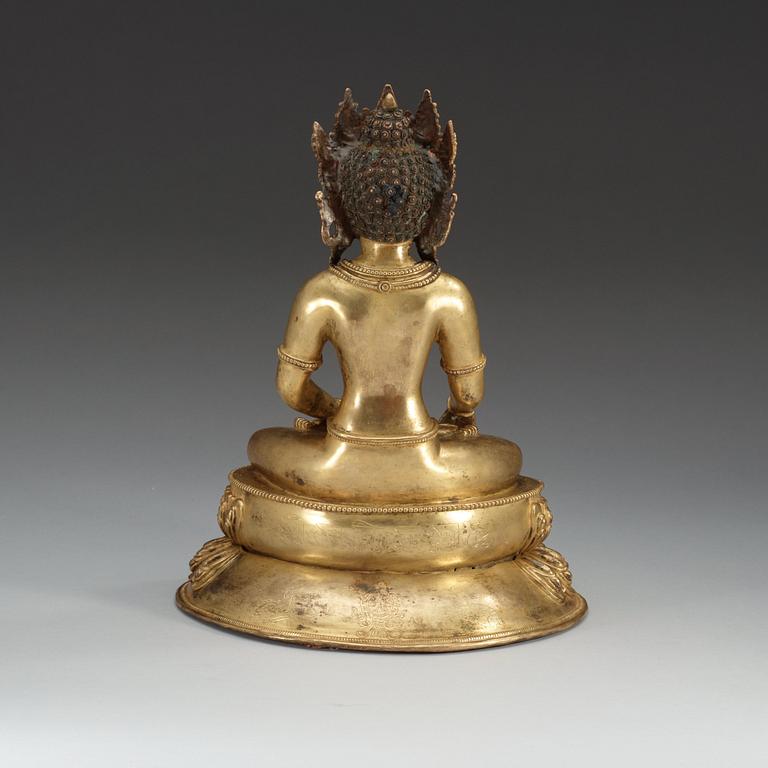 AMITAYUS, förgylld brons. Troligen sen Qing dynastin/1900-tal.