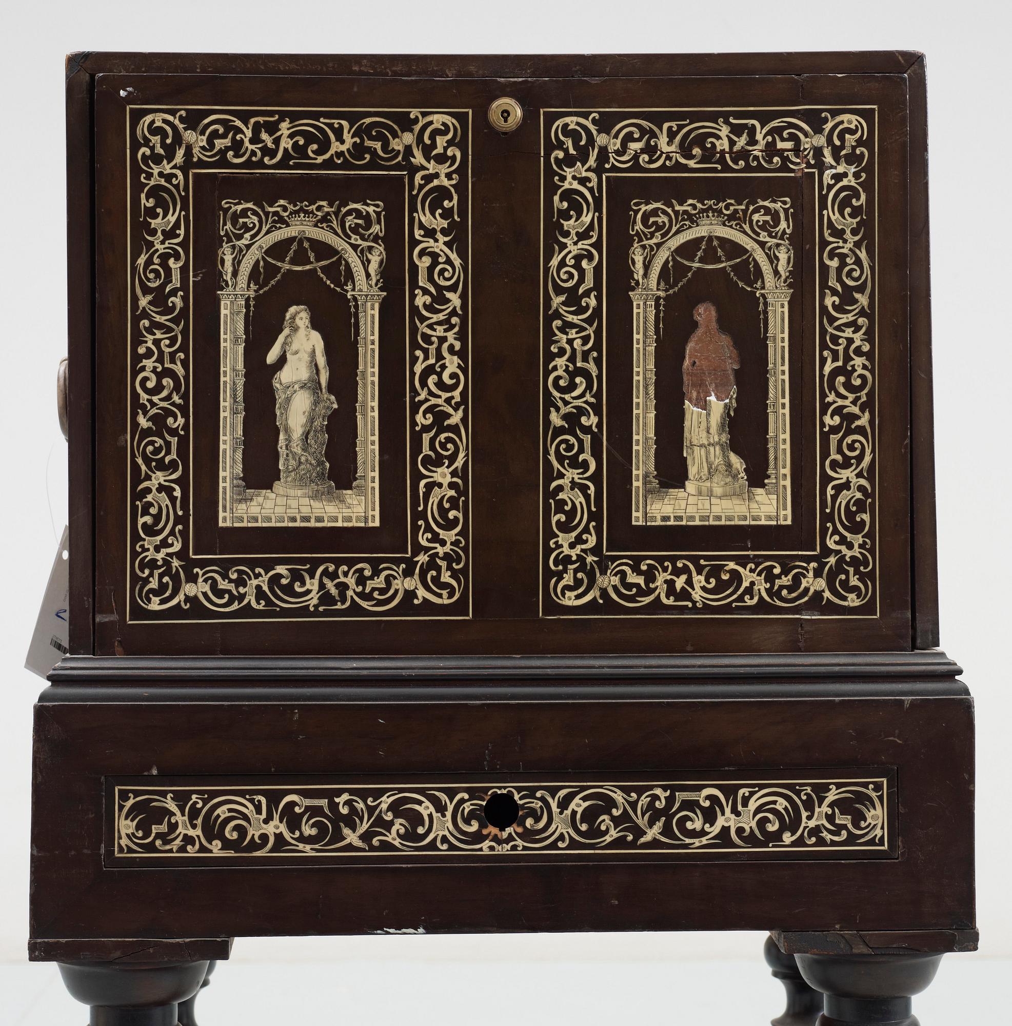 KABINETTSKÅP, troligen 1800-tal.