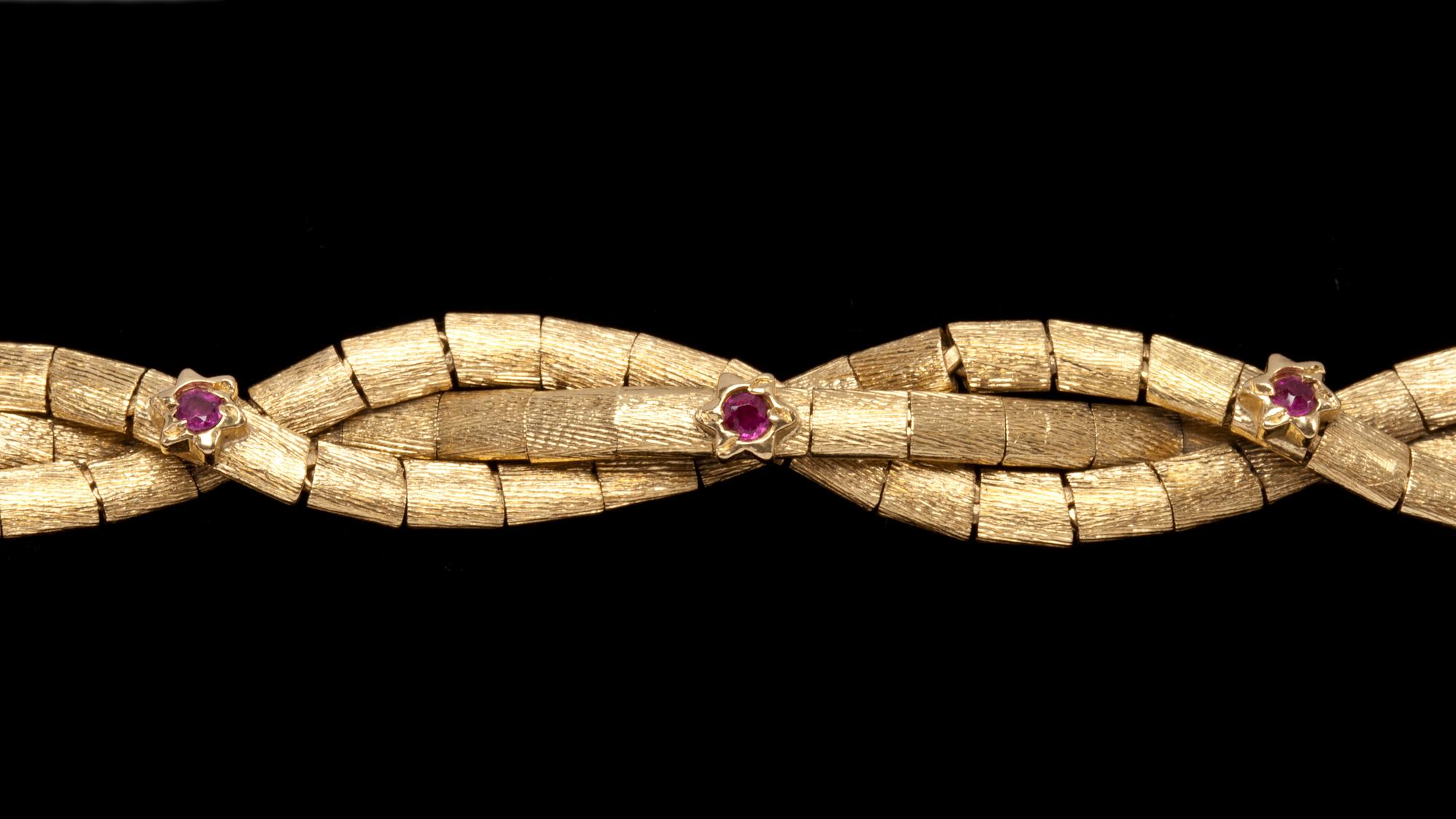 ARMBAND, 18k guld med små rubiner. Vikt ca 22 g.