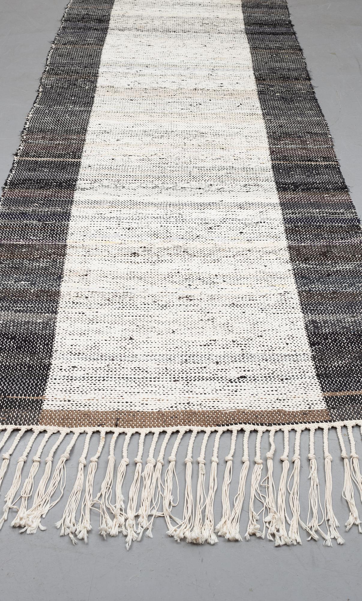 Björn Lundberg, gallerimatta, "Natt och Dag/Dag och Natt", trasmatta, ca 388,5-398 x 128-129 cm.