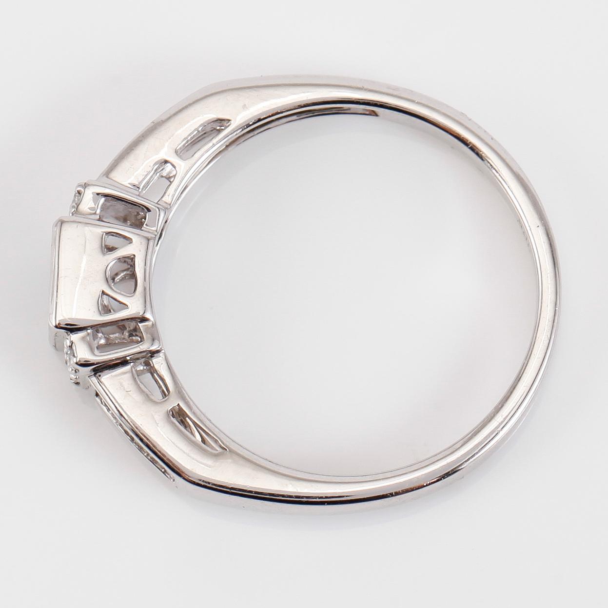RING, 14K vitguld, safirer och diamanter.