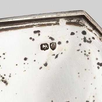 An English silver coffee-pot and a silver teapot, marks of Walter & John Barnard, London 1878.