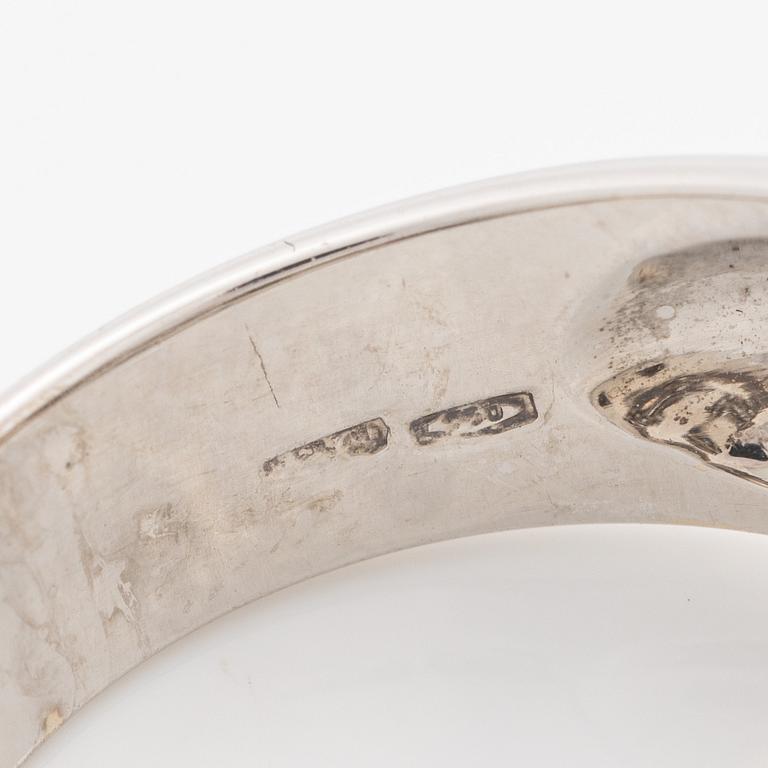 Ring, bombéring, vitguld med briljantslipade diamanter.