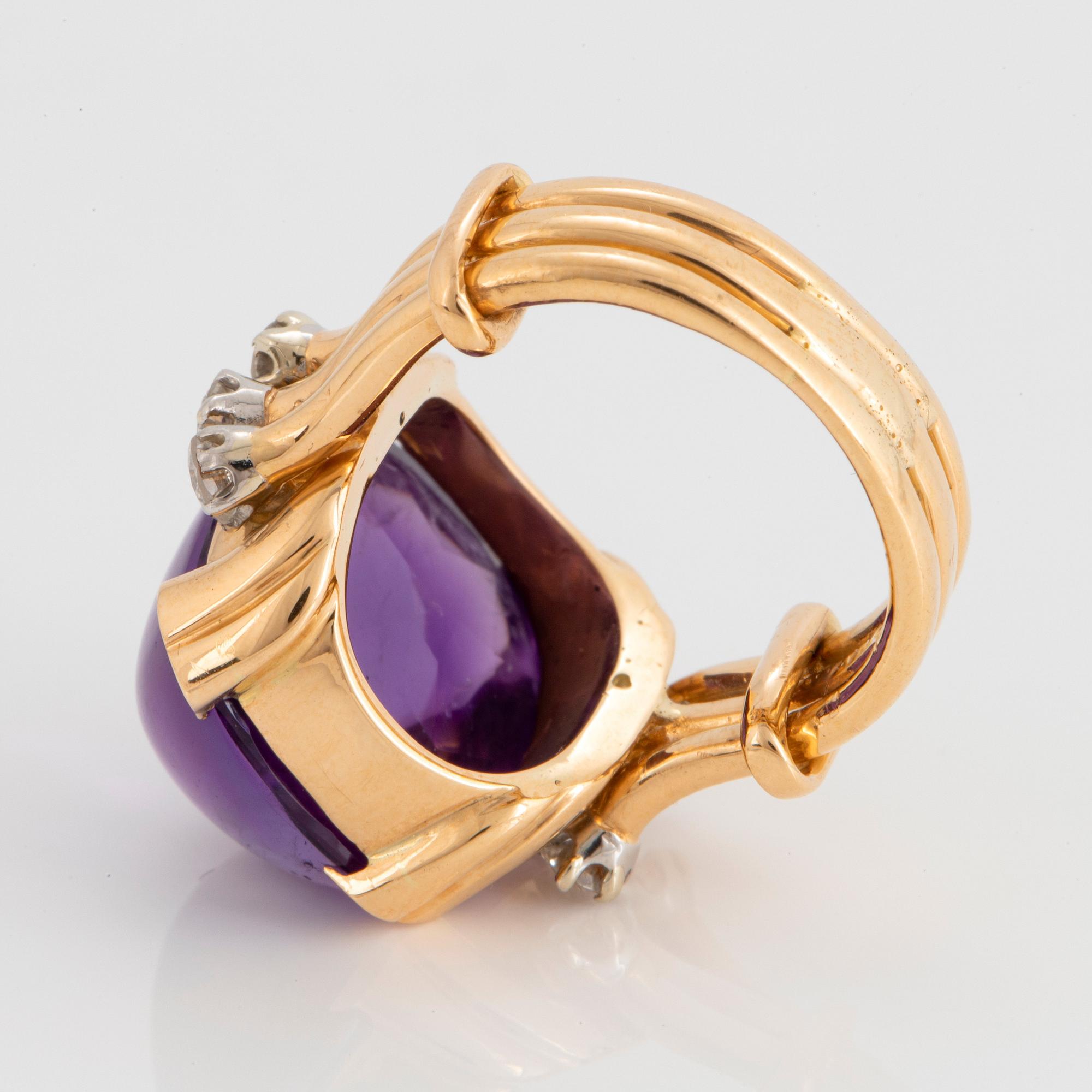 WA Bolin ring 18K guld med en cabochonslipad ametist och runda briljantslipade diamanter.
