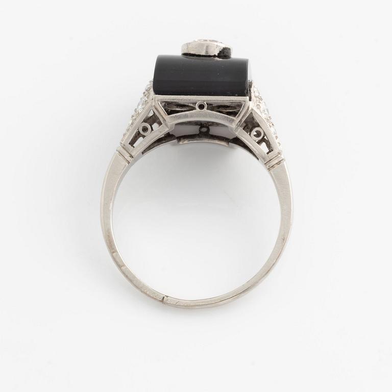 Ring with onyx and diamonds.